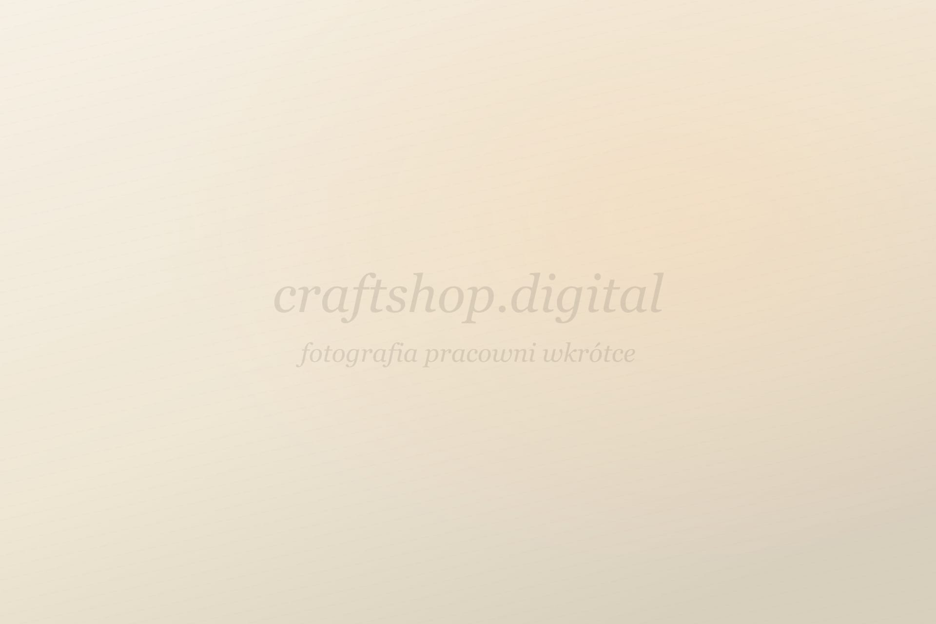 Dłonie twórczyni przy szyciu kosmetyczki, blisko kadru.